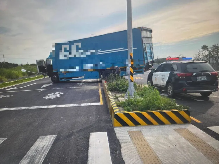 大貨車撞斷路邊燈桿。大園警分局提供