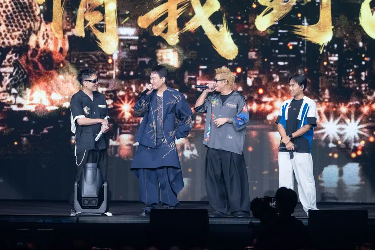 玖壹壹昨擔任《角頭GATAO唱演會—情義到高雄》嘉賓，與王識賢（左2）合唱。曼尼娛樂提供