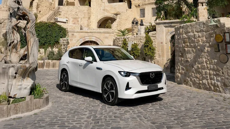 採縱置後驅平台打造的 MAZDA CX-60，本月購車享首年乙式車體險及最高120萬元0利率優惠，展現兼具操控與豪華質感的產品定位。業者提供