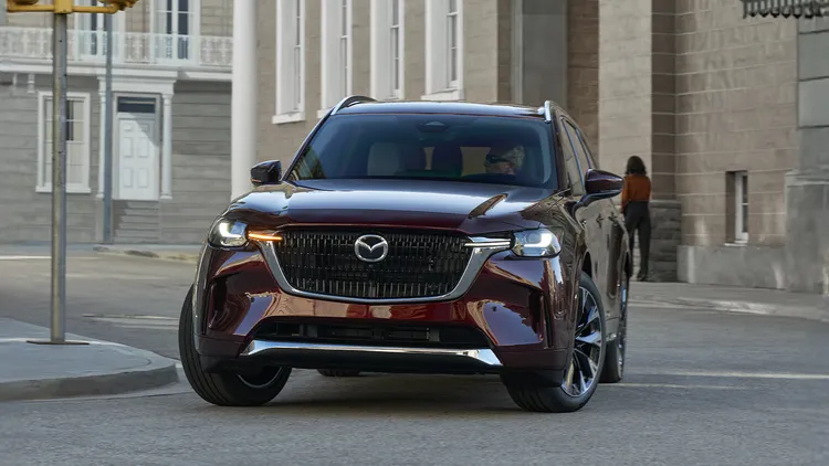 MAZDA CX-90本月推出7年原廠保固及最高150萬元、70期0利率購車方案，結合六、七人座配置與旗艦級空間機能，滿足家庭休旅需求。業者提供