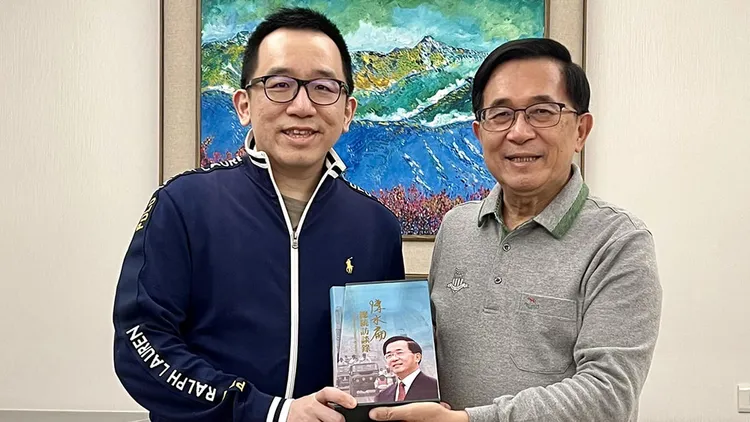 陳致中（左）與陳水扁的社群互動逗笑網友。翻攝陳致中臉書