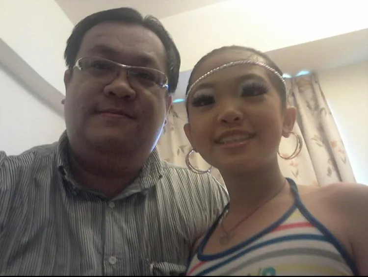 熊霓（右）幼時與爸爸合影。樂天桃猿提供