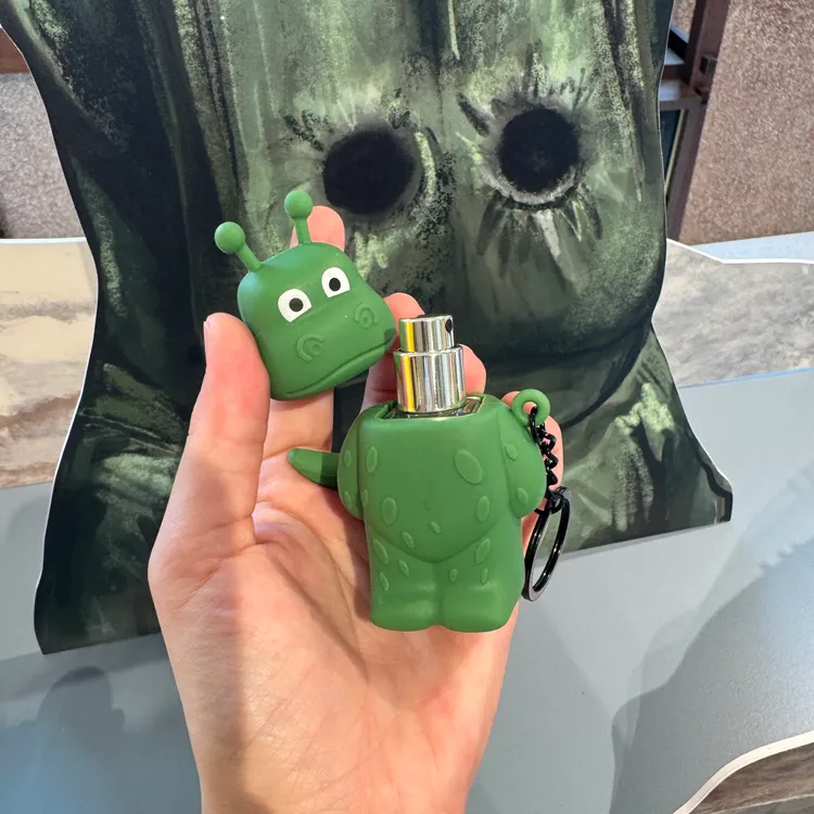 參與預購會消費即可獲贈醜萌的海怪吊飾與9ml香水。張家玲攝