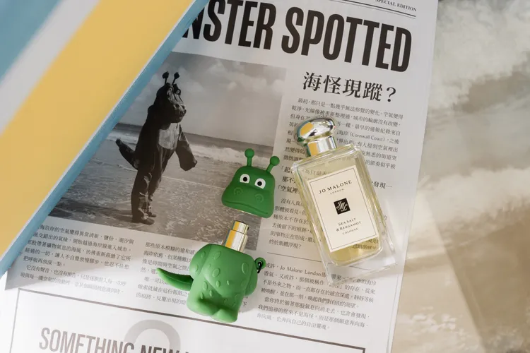 參與預購會消費即可獲贈醜萌的海怪吊飾與9ml香水。品牌提供