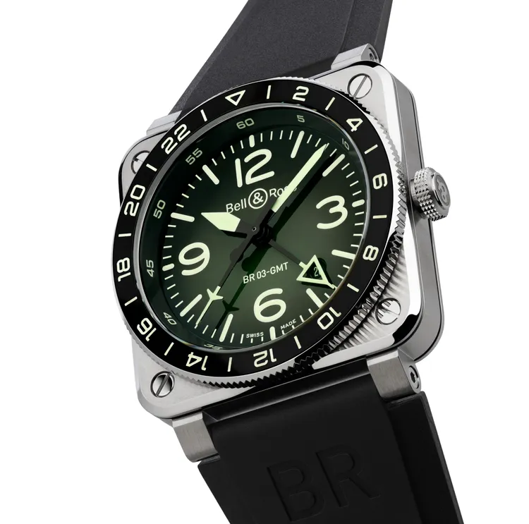 Bell & Ross BR-03 GMT Green Lum，42mm，精鋼錶殼，漸變黑綠色錶盤，黑色橡膠錶帶/黑色合成纖維布料錶帶，BR-CAL.303自動上鏈機芯，動力儲存54小時，防水深度100米，限量500 只，15萬9000元。品牌提供