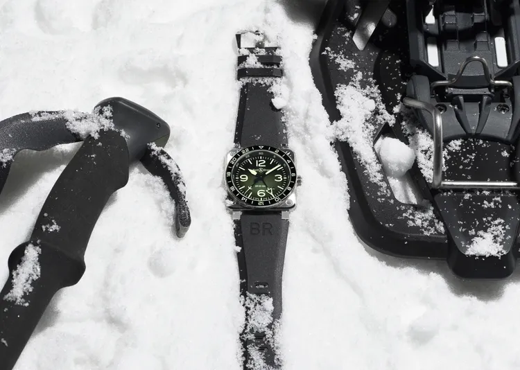 Bell & Ross BR-03 GMT Green Lum，42mm，精鋼錶殼，漸變黑綠色錶盤，黑色橡膠錶帶/黑色合成纖維布料錶帶，BR-CAL.303自動上鏈機芯，動力儲存54小時，防水深度100米，限量500 只，15萬9000元。品牌提供