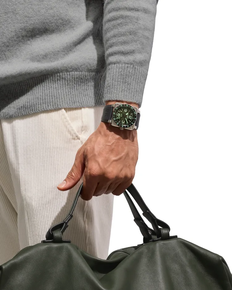 Bell & Ross BR-03 GMT Green Lum，42mm，精鋼錶殼，漸變黑綠色錶盤，黑色橡膠錶帶/黑色合成纖維布料錶帶，BR-CAL.303自動上鏈機芯，動力儲存54小時，防水深度100米，限量500 只，15萬9000元。品牌提供