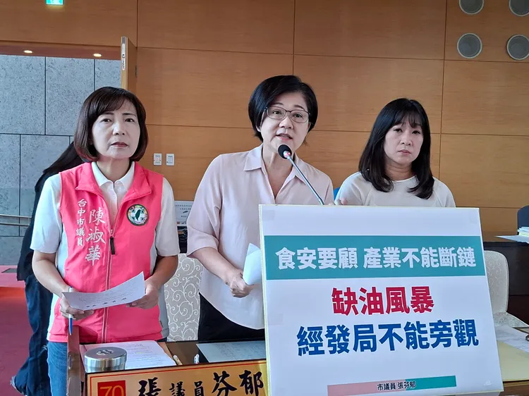 台中市議員陳淑華（左起）、張芬郁、謝家宜針對食品業者反映買不到食用油，要求市府要有配套措施，不要買不到油也賴給中央。民眾提供