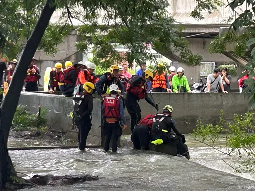雨天騎車外出領錢！屏東台八八橋涉水前行遭沖走　夫失聯、妻抱樹獲救