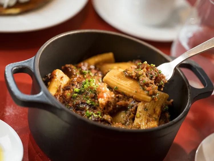 「Bencotto」父親節限定單點美饌「手工義大利短管麵、慢煮牛肉、燉洋蔥、36個月熟成帕瑪森乳酪、檸檬、荷蘭芹」。台北文華東方酒店提供
