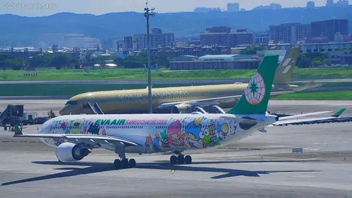 星宇「空山金」今早抵台！與長榮Hello Kitty狹路相逢　航空迷搶拍