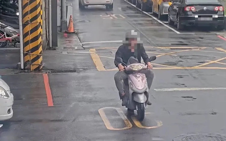 黃嫌先偷機車再伺機找店家犯案。翻攝畫面