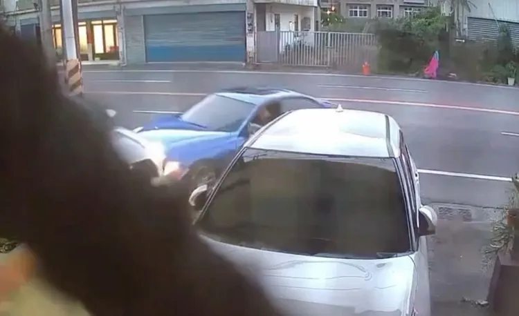 失控撞上路邊停放車輛。翻攝畫面
