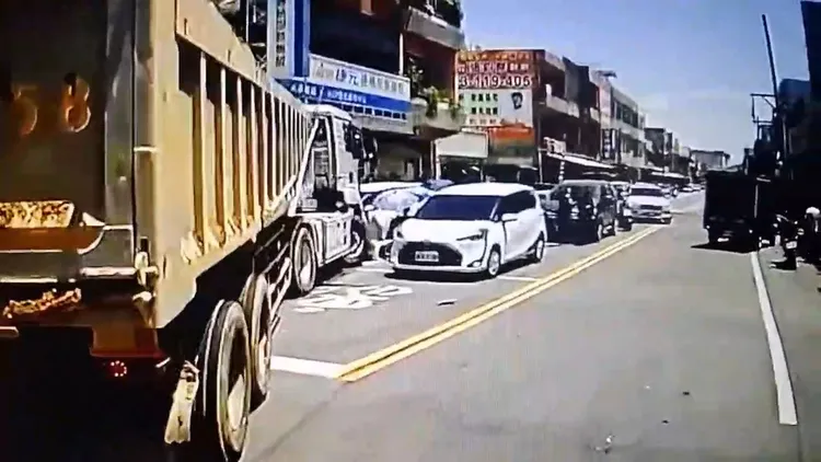 車禍現場。桃園市消防局提供