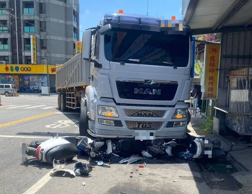 小貨車內側車道右轉擦撞曳引車　波及停等紅燈機車釀3傷
