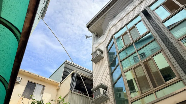 台中市交通局表示，操作者未遵守相關操作限制，導致遙控無人機碰撞民宅，可處3萬元罰鍰。民眾提供