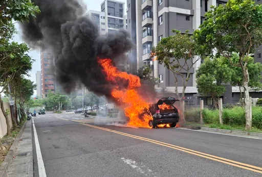 驚險！桃園龜山轎車開到一半「底盤突起火」　駕駛緊急跳車保命