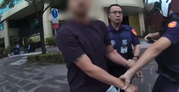 顏男友人咆嘯警方，被壓制後一起移送法辦。翻攝畫面