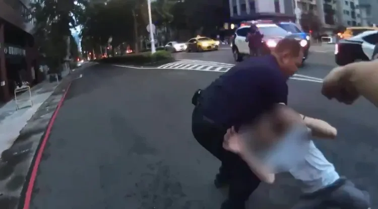 顏男友人咆嘯警方，被壓制後一起移送法辦。翻攝畫面