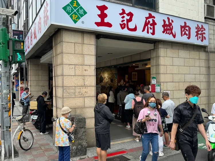 黃仁勳今天快閃台北不只買包子，還請助理到「王記府城肉粽」外帶30顆肉粽。資料照