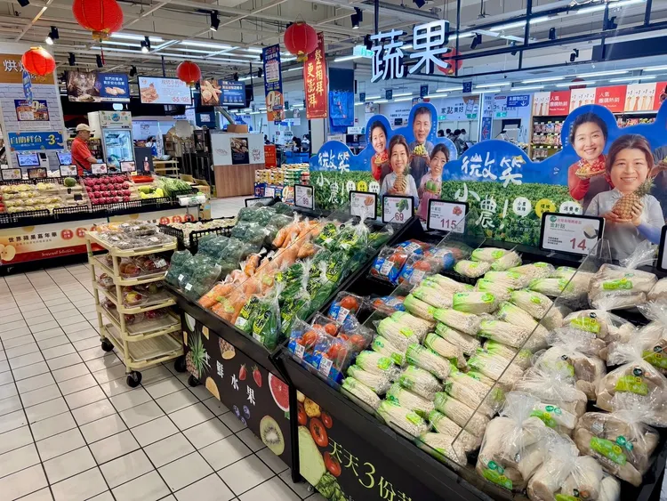 因應颱風備貨，包含菇蕈類從15噸增加到30噸等。萬家福提供