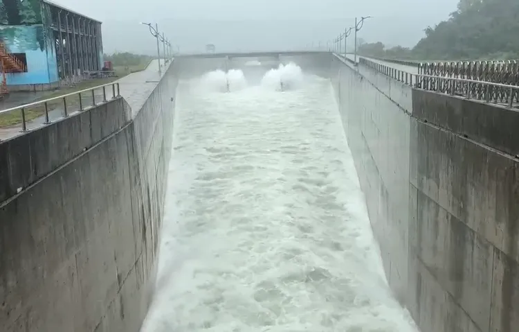 阿姆坪防淤隧道沖淤池放水。北水分署提供