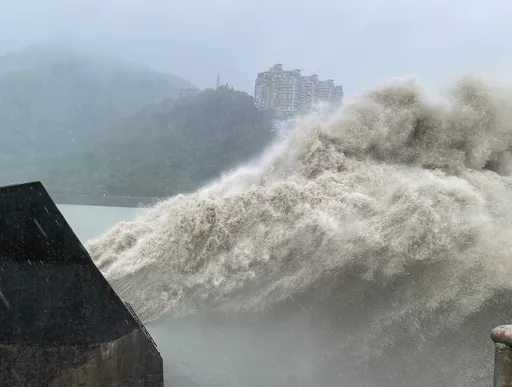 白海豚颱風進補！石門水庫近滿水位　防淤隧道沖淤省8千萬清運費