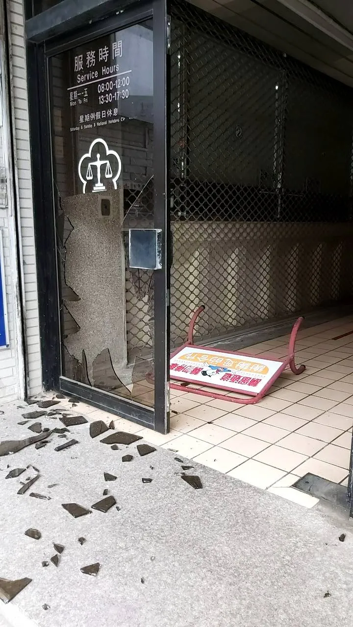 黃男砸毀屏東地檢署入口的大門玻璃。翻攝畫面