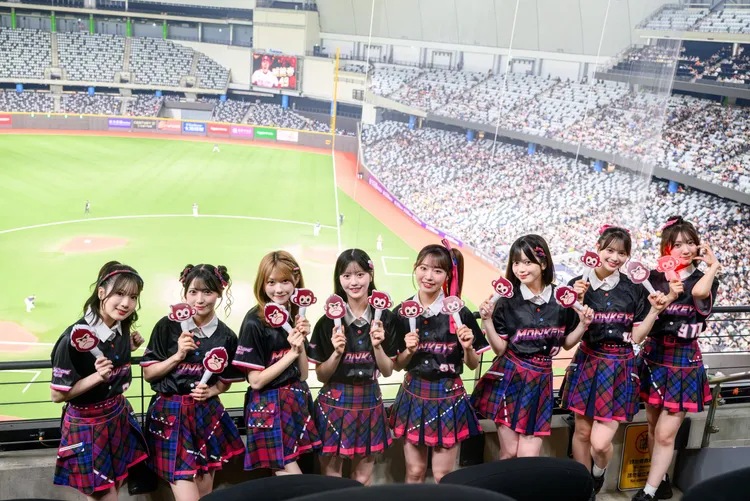 AKB48在場邊賣力加油。樂天桃猿提供