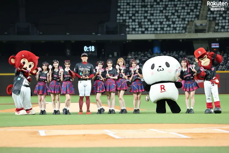 AKB48開完球與樂天桃猿投手陳冠宇合照。樂天桃猿提供