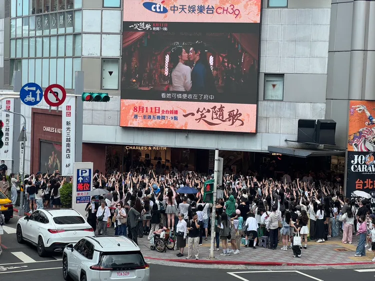 FALRE U粉絲擠爆CHARLES & KEITH店門口。張家玲攝