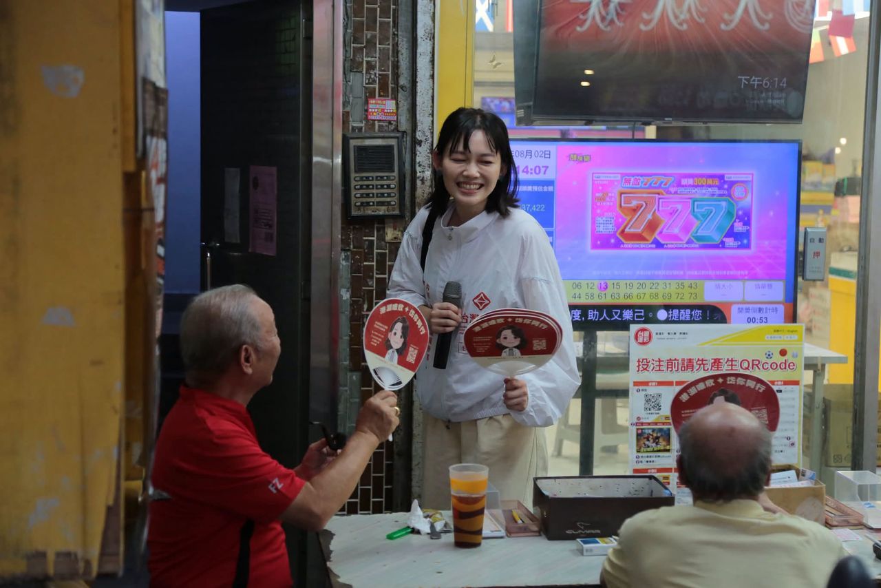 掃街被選民問「妳是藍還綠?」吳欣岱妙回1句