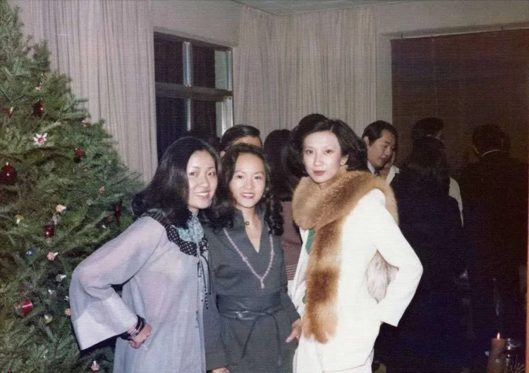 1975年，施南生（右）從倫敦學成歸港，投身邁克爾·史蒂文森公關顧問有限公司（Michael Stevenson limited），一段波瀾壯闊的人生將拉開序幕。翻攝南生安歌ENCORE NANSUN網站