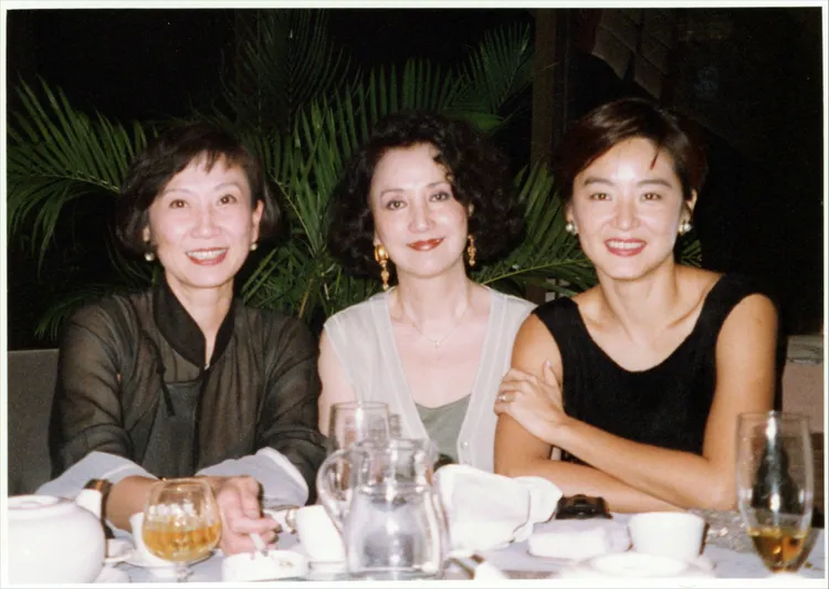 1985年，從左至右依次為施南生、葉楓、林青霞。私人飯局，兩代香江佳人圍坐一席，見證香港電影一脈傳承。翻攝南生安歌ENCORE NANSUN網站