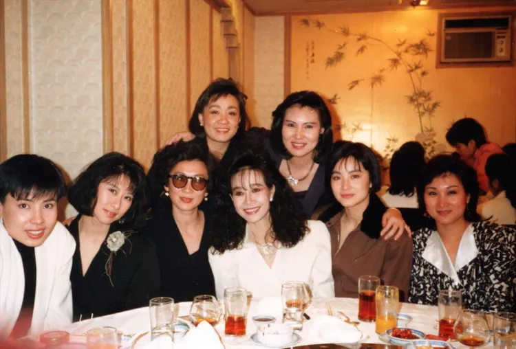 1985年，林燕妮的生日宴， 左起陳薈蓮、葉倩文、施南生、張培薇、林燕妮、陶敏明、林青霞、牛春龍。一眾知己赴宴。翻攝南生安歌ENCORE NANSUN網站
