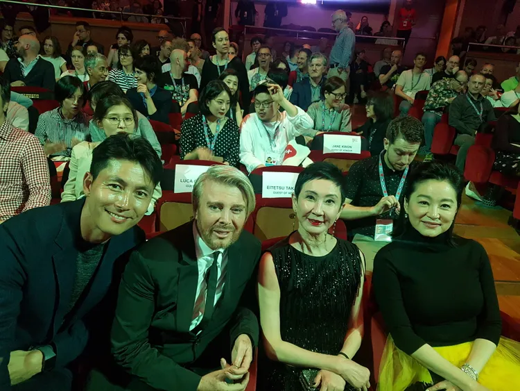 2018年4月，義大利。第20屆烏迪內遠東電影節。左起鄭雨盛、Kim Robinson、施南生、林青霞。林青霞獲終身成就「金桑獎」，由施南生親手為她頒獎。施南生本人也曾拿下第17屆的「金桑獎」，此次專程為了好友到場頒獎。翻攝南生安歌ENCORE NANSUN網站