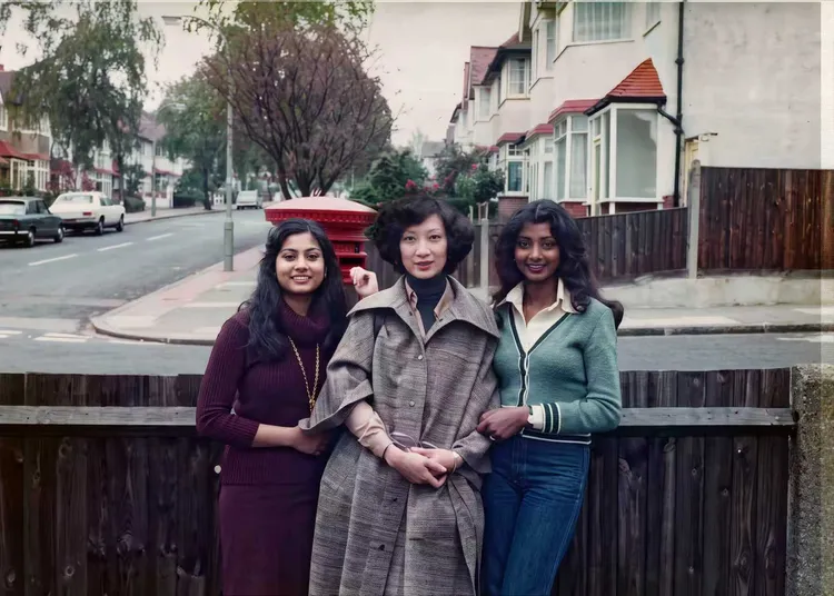 1974年，施南生就讀於北倫敦理工學院時與異國同窗留影。她在北倫敦理工修習統計與電腦學科。翻攝南生安歌ENCORE NANSUN網站