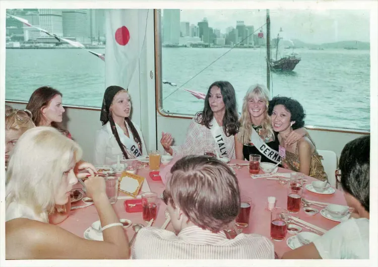 1976年11月，39届環球小姐盛會幕後，施南生受無線電視（TVB）邀請擔任主要的接待負責人及承擔各方面細節安排。翻攝南生安歌ENCORE NANSUN網站