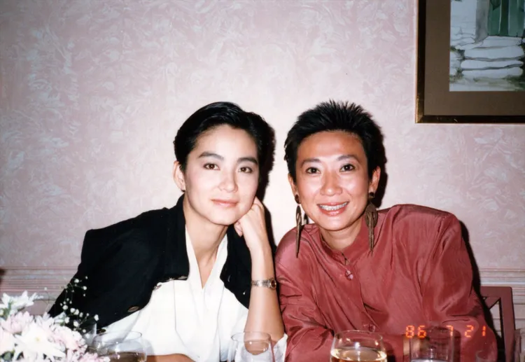 1986年7月，電影工作室籌備《刀馬旦》期間，林青霞（左）與施南生於晚宴留影。從工作伙伴到多年好友，她們共同見證了香港電影黃金年代的重要篇章。翻攝南生安歌ENCORE NANSUN網站