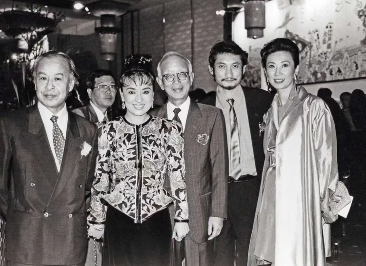 1988年，東京電影節，施南生與徐克出席電影界晚會，與翁倩玉和嘉禾電影公司等嘉賓合影留念。翻攝南生安歌ENCORE NANSUN網站