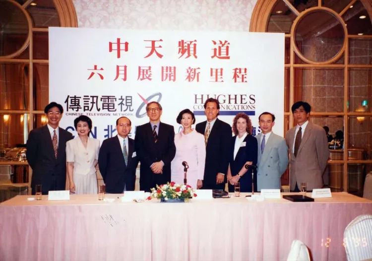 1994年6月，施南生（左五）任傳訊電視大地頻道的總監期間出席中天頻道開播發布會。翻攝南生安歌ENCORE NANSUN網站