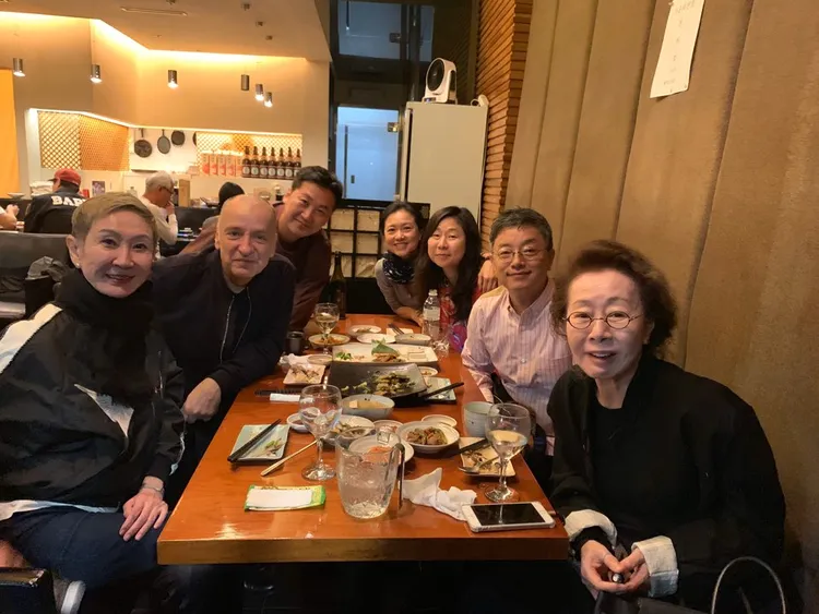 2019年10月，釜山國際電影節期間，施南生（左起）與坎城影展電影部總監Christian Jeune、Oh Jae Hyung、韓國友人、Winnie Lau、韓國導演李在容及演員尹汝貞相聚。2021年，尹汝貞憑《夢想之地》（Minari）榮獲第93屆奧斯卡金像獎最佳女配角，成為首位獲得奧斯卡演技獎的韓國演員。翻攝南生安歌ENCORE NANSUN網站