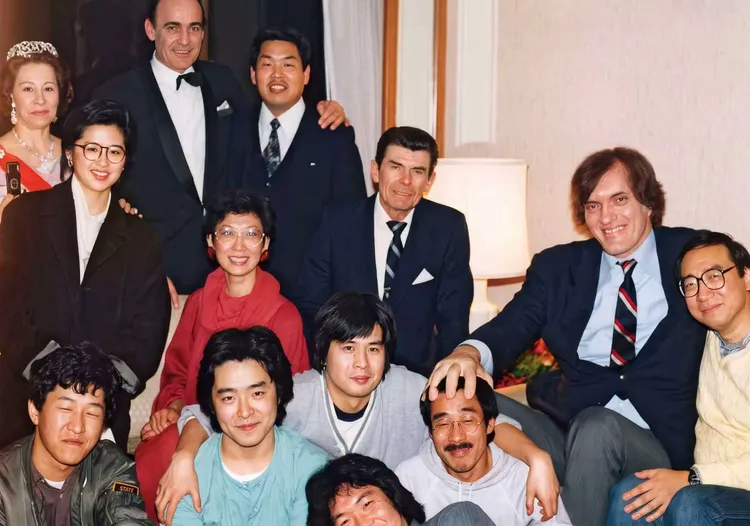 1983年底，《最佳拍檔3：女皇密令》劇組晚宴。為打造當時最具國際規模的港產商業電影，新藝城邀請《007》系列「鋼牙」演員李察·基路（Richard Kiel）加盟。施南生負責海外藝人接待及跨國合作協調，展現了香港電影黃金年代放眼世界的企圖與格局。翻攝南生安歌ENCORE NANSUN網站