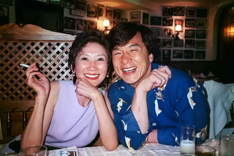 1990年代初，香港導演會與嘉禾公司合作《雙龍會》，施南生（左）與成龍合影留念。翻攝南生安歌ENCORE NANSUN網站