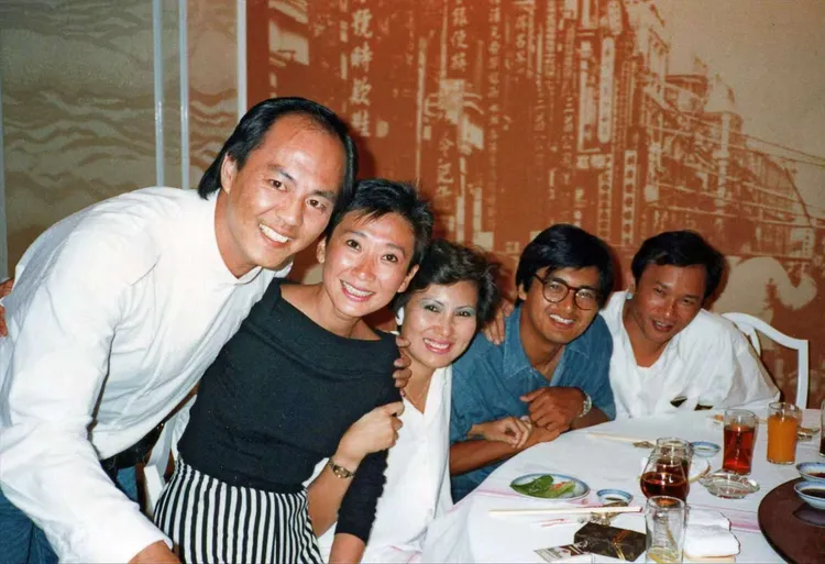 1986年8月，《英雄本色》上映後。左起狄龍、施南生、陶明敏、周潤發、吳宇森。翻攝南生安歌ENCORE NANSUN網站