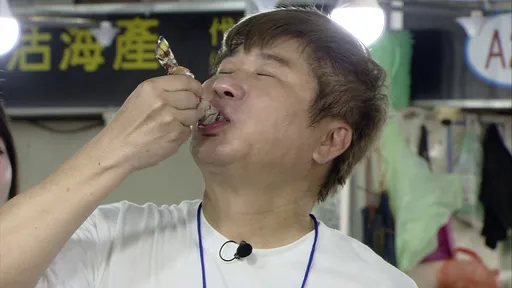 胡瓜現身富基漁港開吃！　楊繡惠「出全力狂甩」化身美人魚