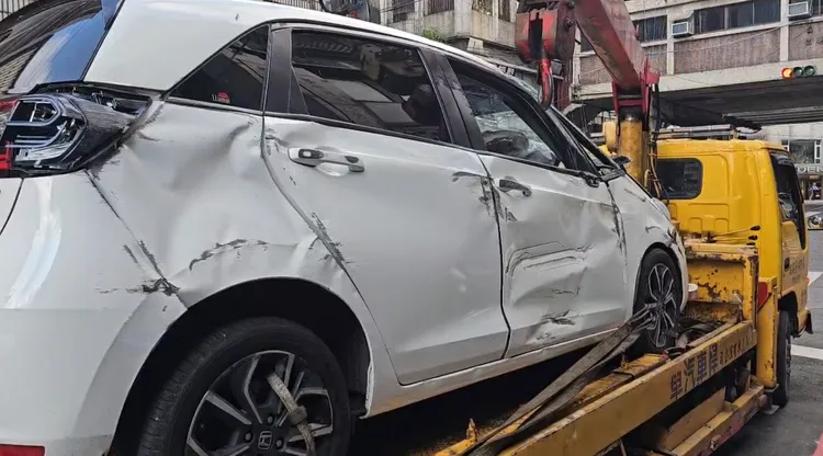 陳女車輛因側翻出現嚴重損毀。翻攝照片