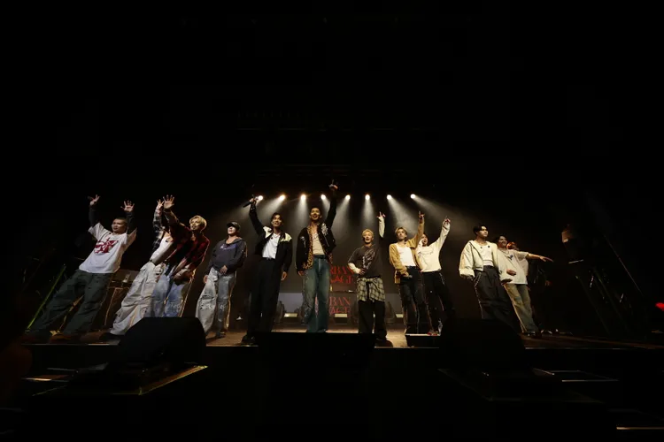 AKIRA與MAKIDAI、P-CHO、TJBB共13人擠爆舞台。LDH愛夢悅提供