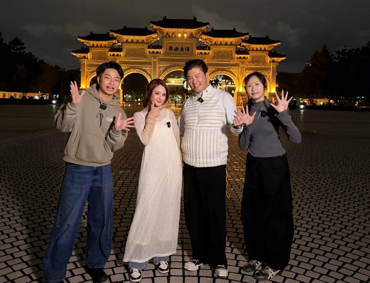 郭靜(左2)、曾國城(左3)齊勉學弟妹勇敢追夢。《世新人，你在衝啥!_》提供