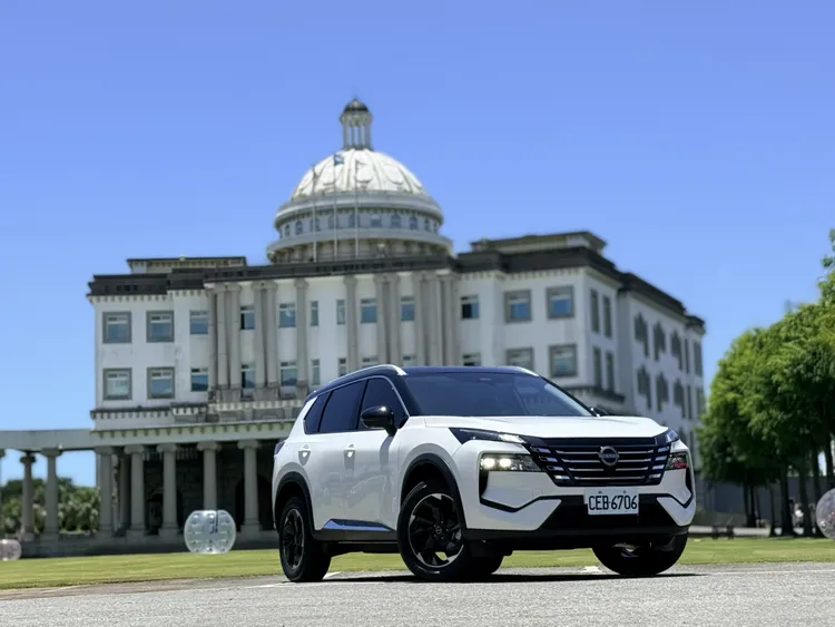 NISSAN同步推出8月購車優惠，X-TRAIL超值優惠價89.9萬元起(含舊換新補助)，入主可享首年低月付5,888元，另加贈2萬元配件金，優惠至8月31日止。資料照